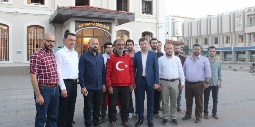 İstanbul’dan Ankara’ya yürüyerek darbe girişimini protesto ediyor