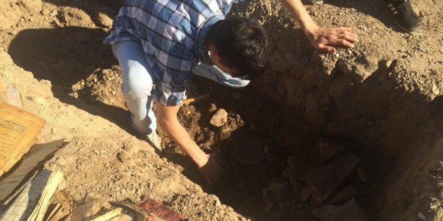 Çukurdan onlarca Kur’an-ı Kerim çıktı