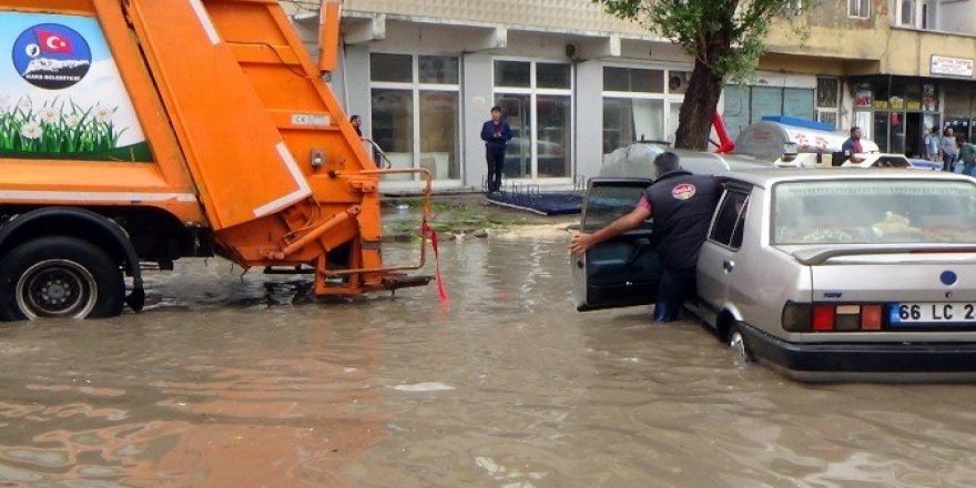 Kars’ta etkili olan yağmur hayatı durma noktasına getirdi
