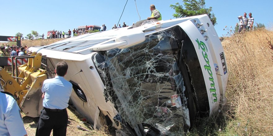Balıkesir'de yolcu otobüsü şarampole devrildi: 3 ölü, 20 yaralı