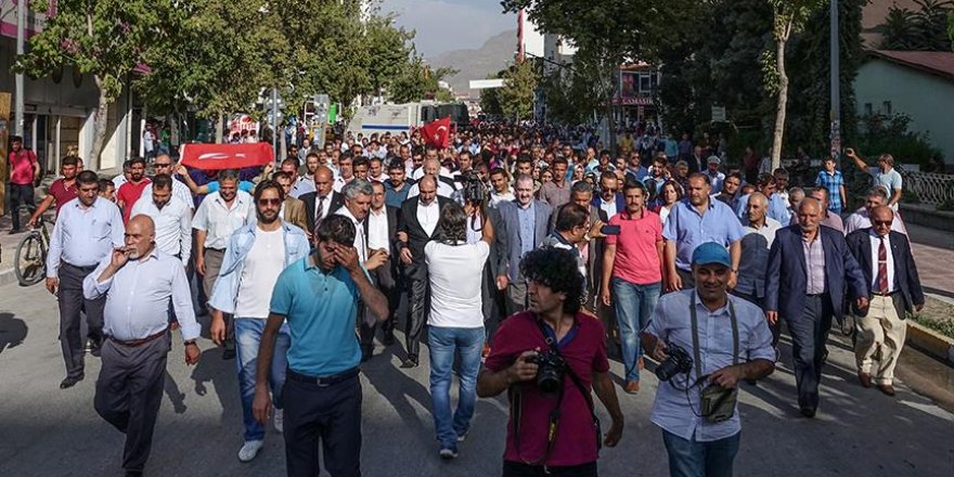 Terör saldırılarına karşı Van'da tepki yürüyüşü