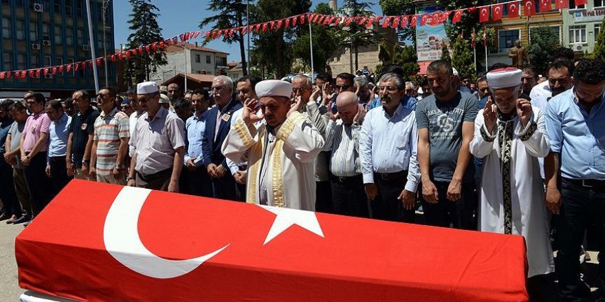 Şehidin üstüne aldığı bayrak örtüldü