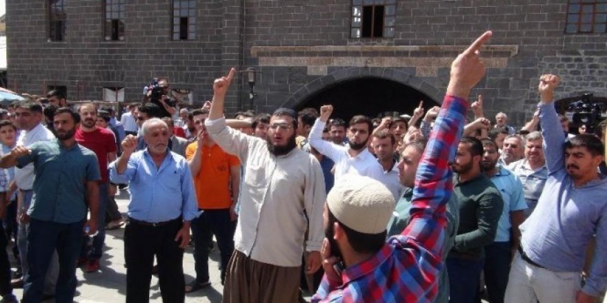 Sur'da cuma namazında provokasyon!