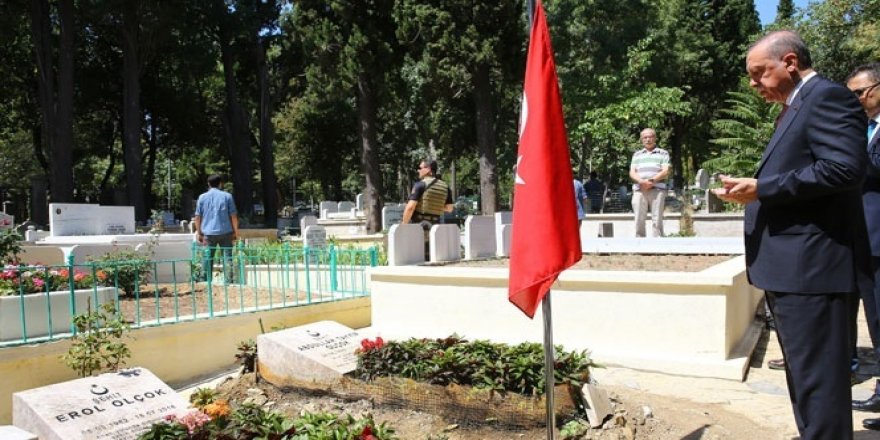 Cumhurbaşkanı Erdoğan, arkadaşı Erol Olçok ve oğlunun mezarlarını ziyaret etti