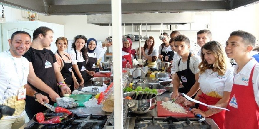 ‘Türkçe’ öğrenmeye geldiler, Bursa’da mutfağa girdiler