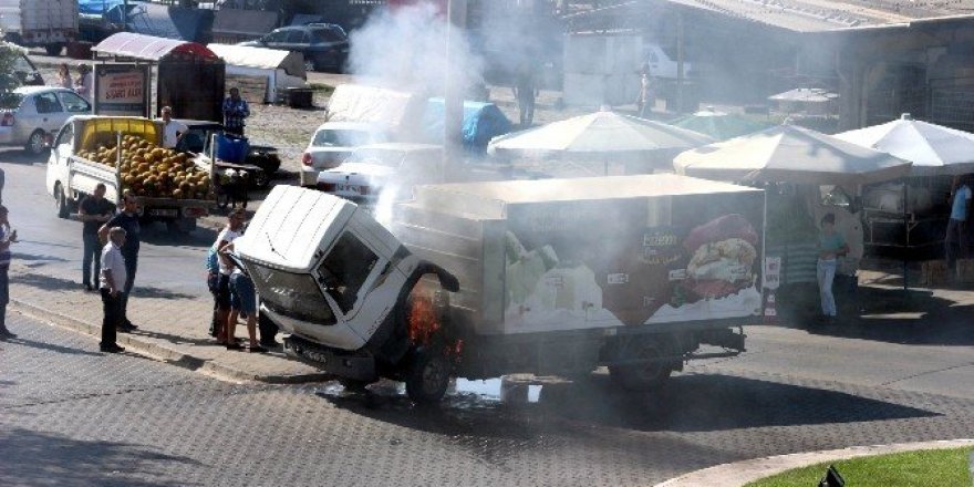 Manisa’da dondurma yüklü kamyonet alev aldı