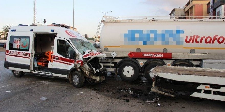 Ambulans ile tanker çarpıştı: 3 yaralı