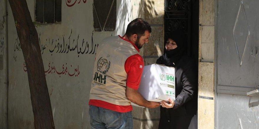 Saldırı altındaki Halep'e yardımlar ulaştırılıyor