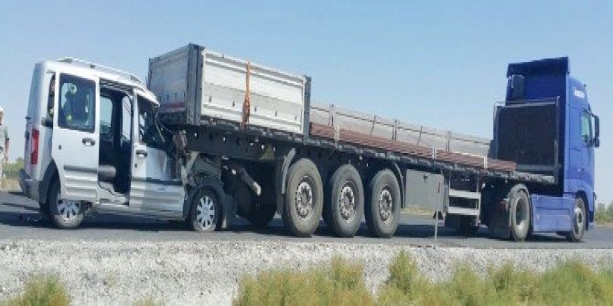 Hafif ticari araç TIR’ın altına girdi: 1 yaralı