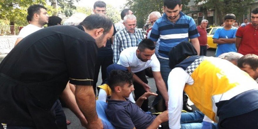 Hafif ticari araç ile motosiklet çarpıştı