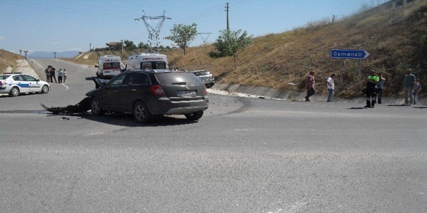 Osmaneli de iki otomobil kafa kafaya çarpıştı: 6 yaralı