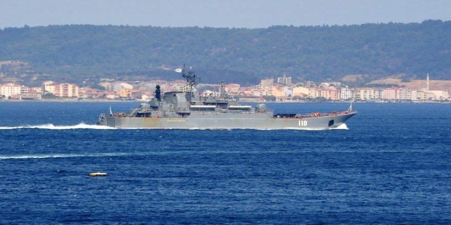 Rus savaş gemisi Çanakkale Boğazı’ndan geçti