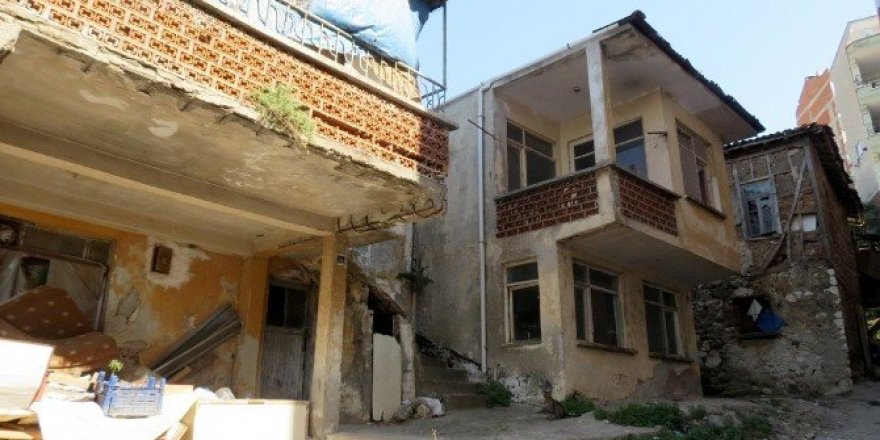 Güzelyalı’daki metruk evler tehlike saçıyor