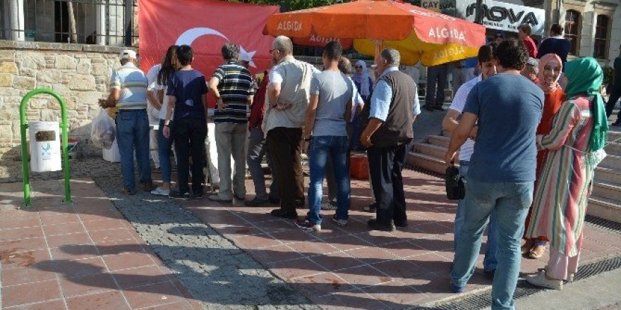 Aliağa’da, AK Partili kadınlardan şehitler için lokma döktürdü