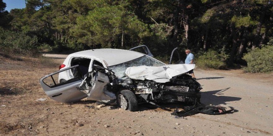 Hurdaya dönen otomobilden sağ kurtuldular
