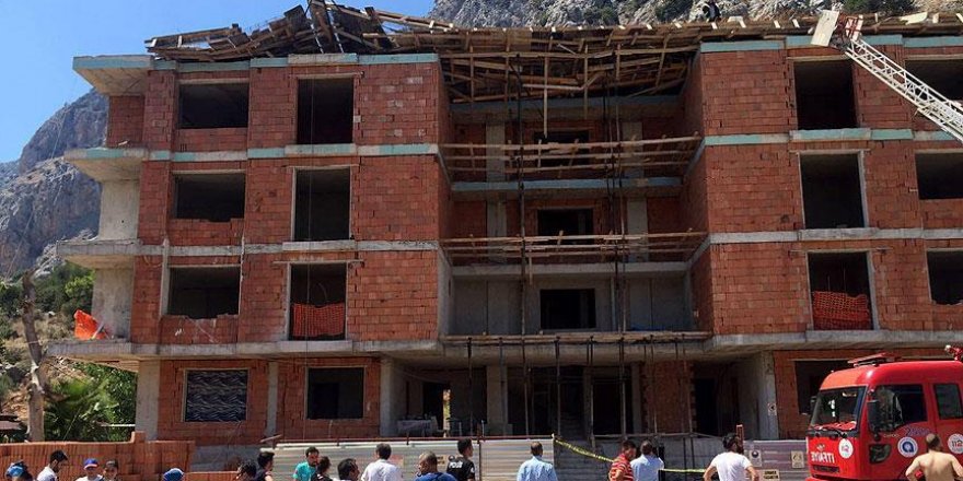 Antalya'da inşaatın çatısı çöktü