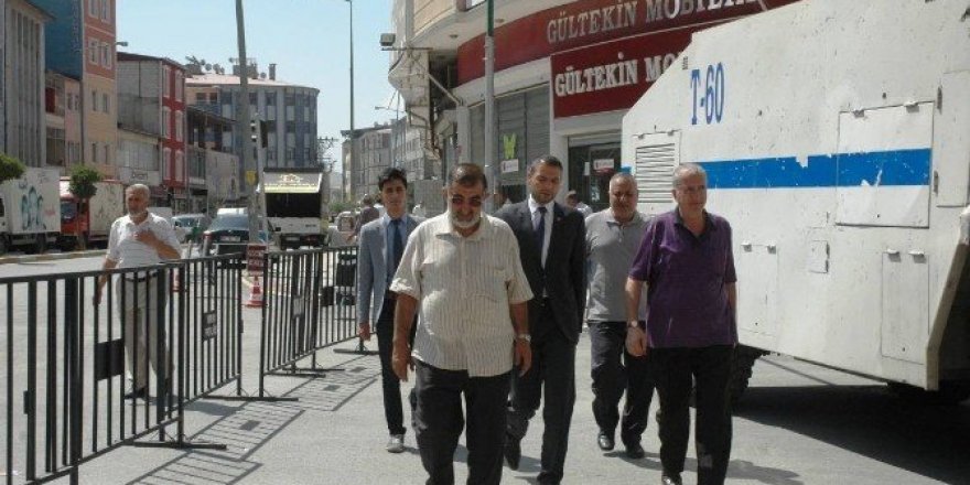 Saadet Partisi patlamada zarar gören esnafı ziyaret etti