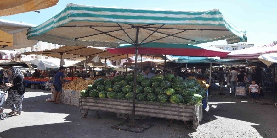 Pazarcı esnası halk pazarlarının üzerinin kapatılmasını istedi