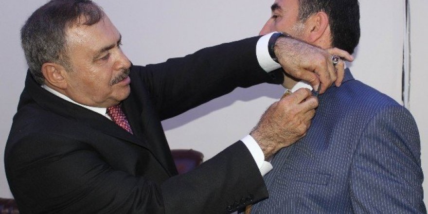 Bakan Eroğlu, AK Parti’ye katılanlara rozet taktı