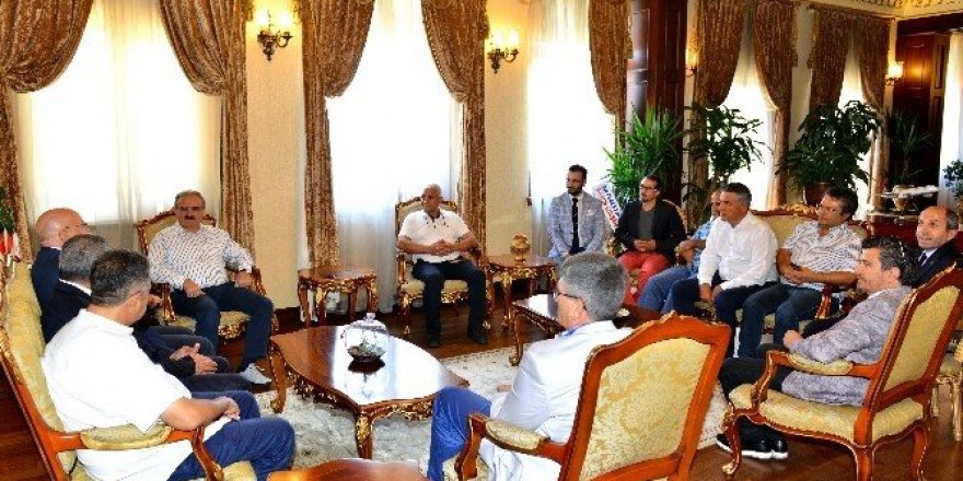 Vali Karaloğlu, Akdeniz Gazeteciler Federasyonu yönetim kurulu üyelerini ağırladı