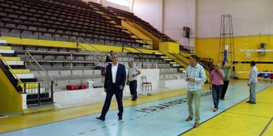 Başkan Karaçoban, spor salonundaki çalışmaları yerinde inceledi
