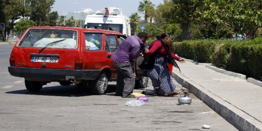 Yol ortasında karısını dövdü
