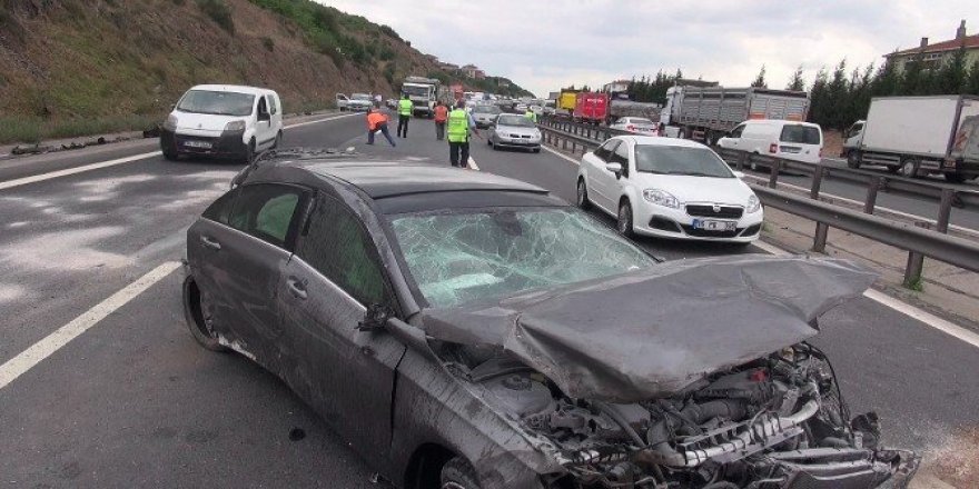 TEM otoyolunda iki otomobil çarpıştı: 3 yaralı