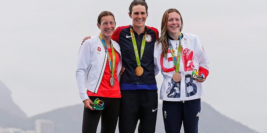 Triatlon branşında kadınlarda madalyalar dağıtıldı