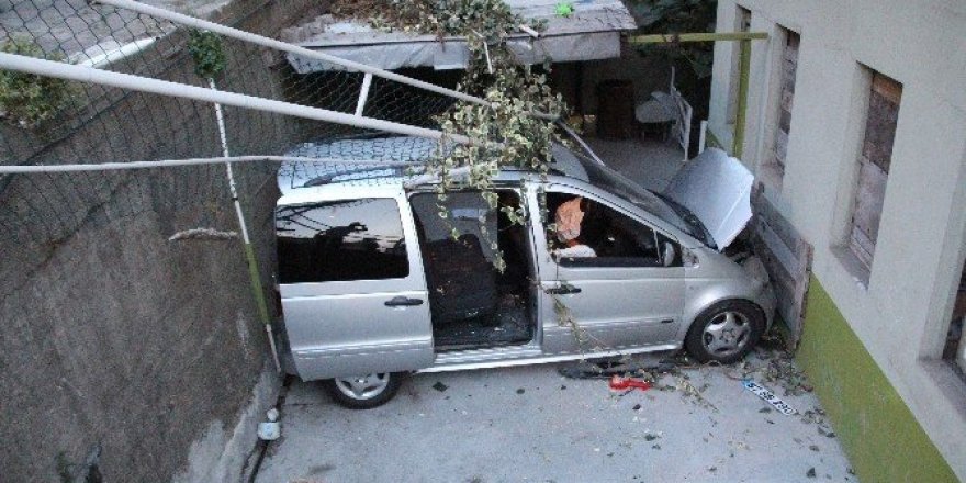 3 metreden apartman bahçesine uçtu: 2 yaralı