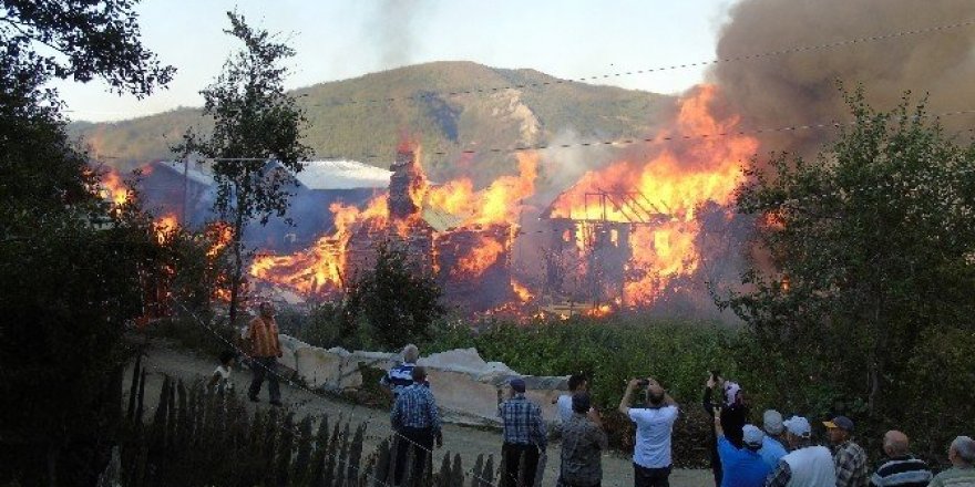 Madde bağımlısı genç kendi evini kundakladı, yanan evlere yangın söndürme helikopteri de müdahale etti