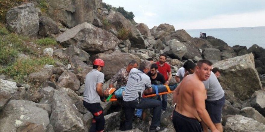 Balık tutarken kayalıkların arasına düştü