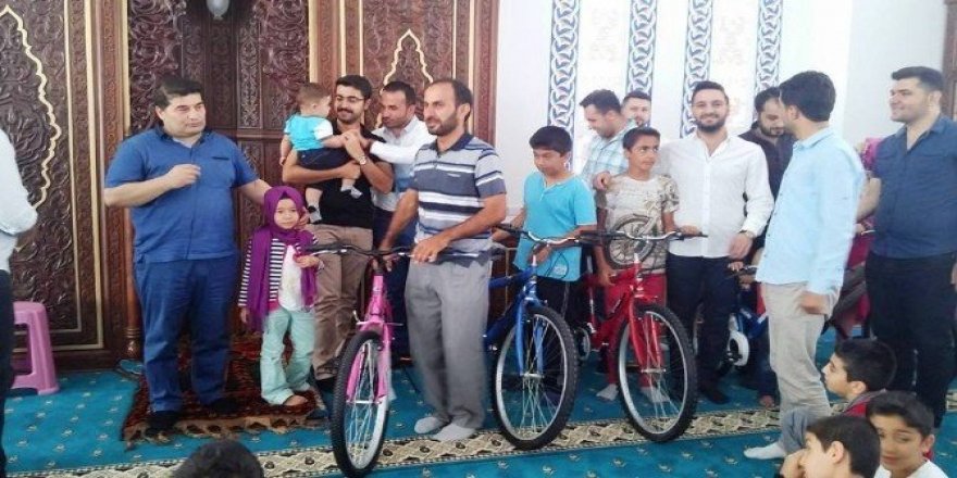 Kur’an-ı Kerim öğrenen öğrencilere bisiklet hediye edildi