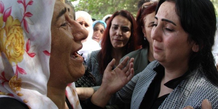 HDP Eş Genel Başkanı Figen Yüksekdağ, patlamada ölenlerin yakınlarını sakinleştirdi