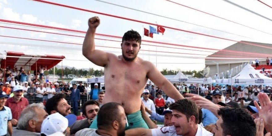 Başpehlivan Yaşarlı altın kemerin sahibi oldu