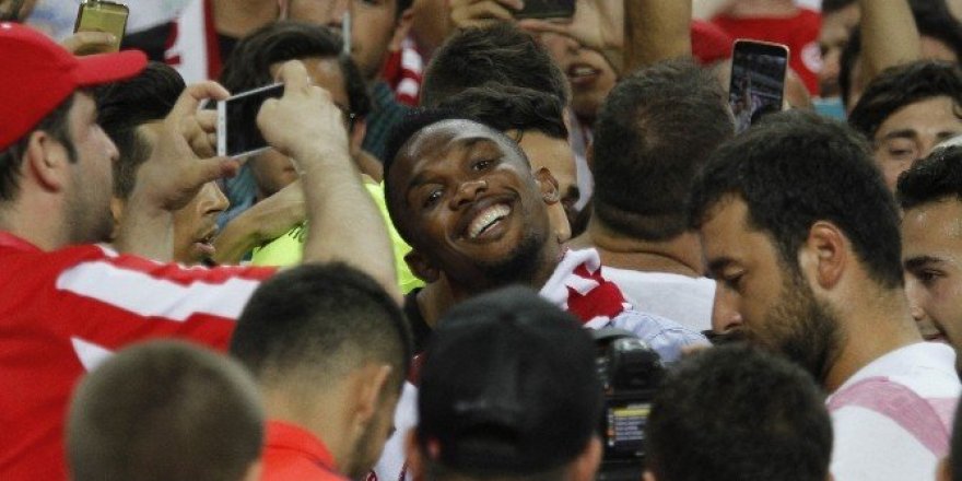 Eto’o maçı tribünde taraftarların arasında izledi