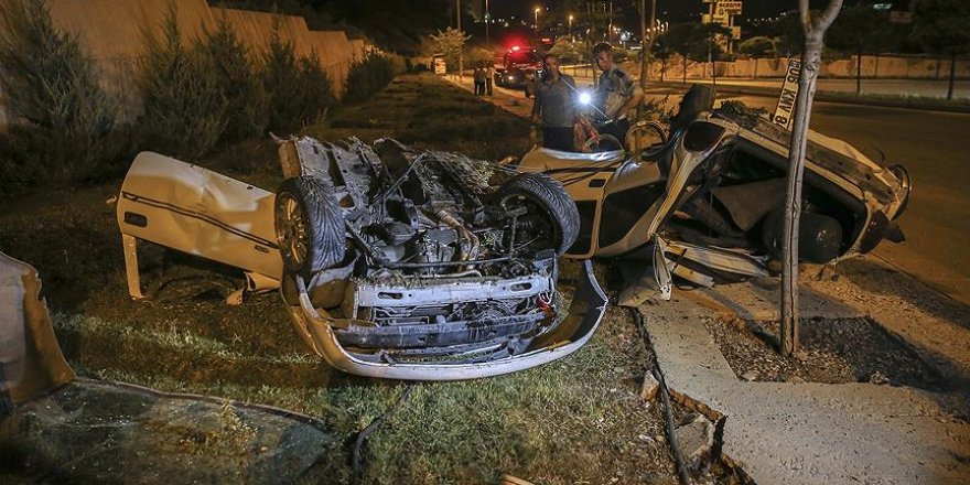 Başkentte aydınlatma direğine çarpan otomobil ikiye bölündü: 1 ölü
