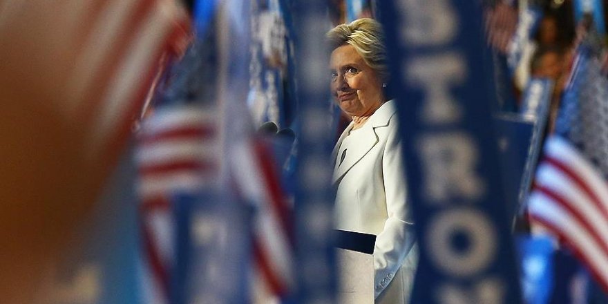 Clinton'ın e-postaları başını ağrıtmaya devam ediyor