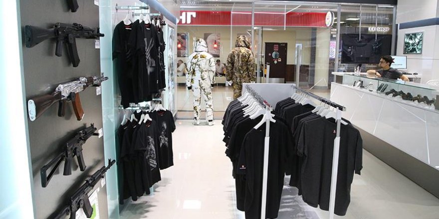 Kalaşnikof, havalimanında 'mağaza' açtı