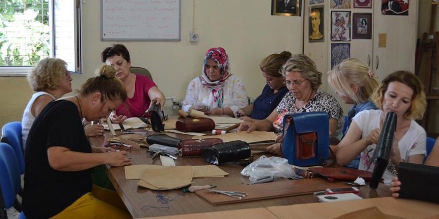Deri, kadınların elinde çanta olarak hayat buluyor