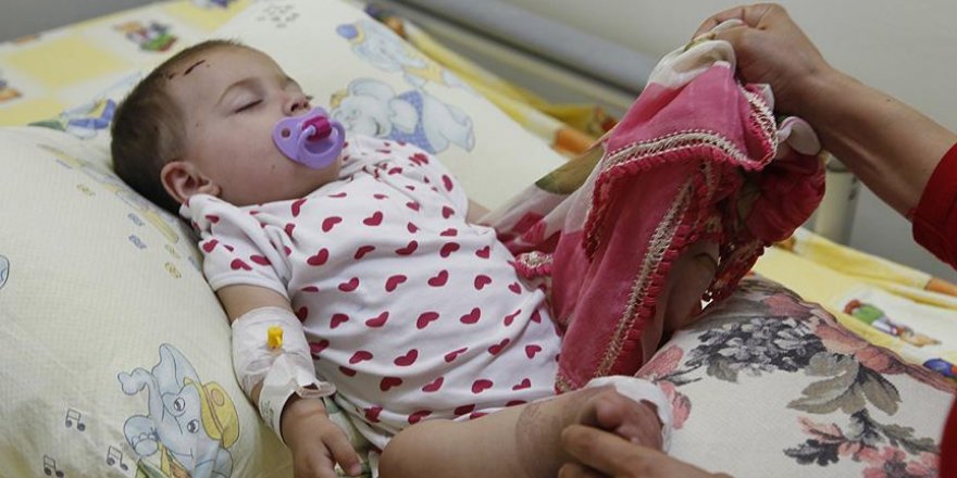 Annesinden geriye kalan tülbenti koklayarak uyuyor