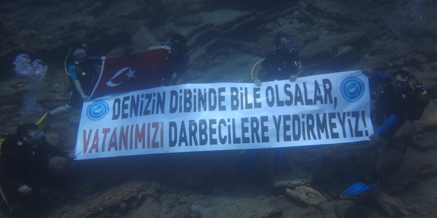 Konyalı dalgıçlardan su altında FETÖ'ye tepki