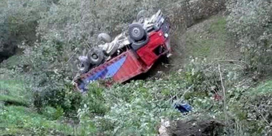 Kamyon uçuruma yuvarlandı: 1 yaralı