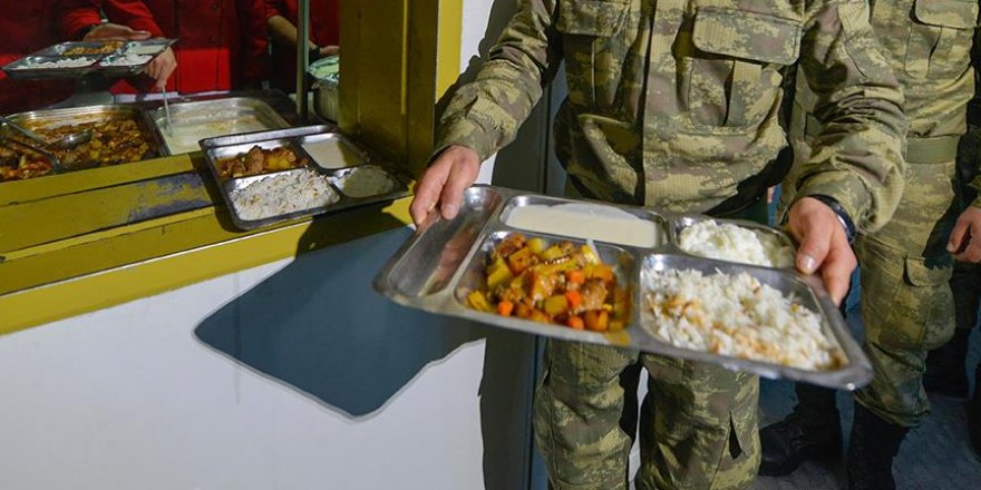 'FETÖ terörle mücadele eden askeri yemek kuyruğunda bekletmiş'