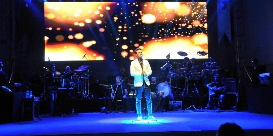 Mustafa Ceceli’den Akşehir’de tasavvuf musikisi konseri