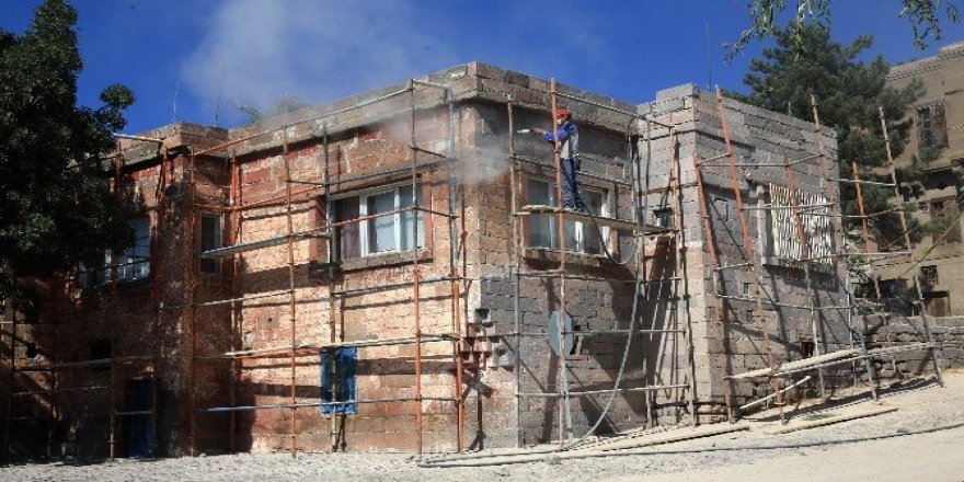 Tarihi Tablakaya ayağa kalkıyor