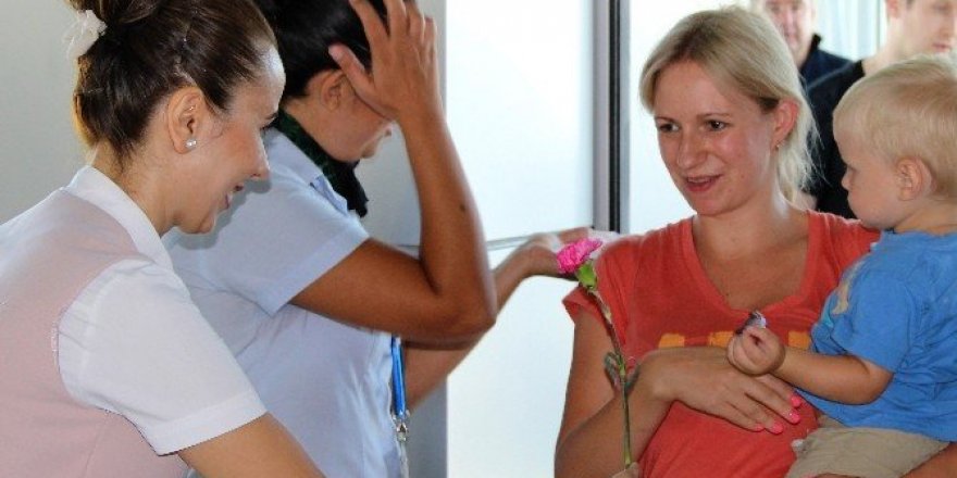 Ruslar, Bodrum’da karanfillerle karşılandı