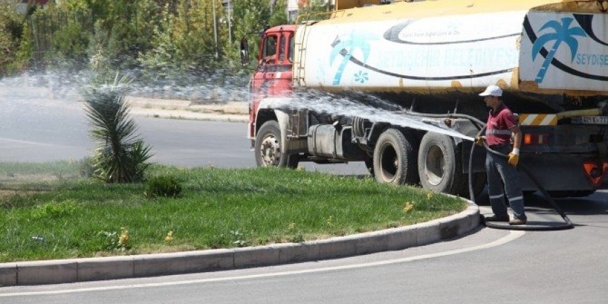 Seydişehir’de yeşil alanlar sulanıyor