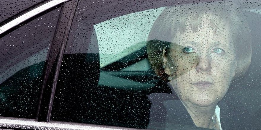 Merkel'in konvoyunda şüpheli araç