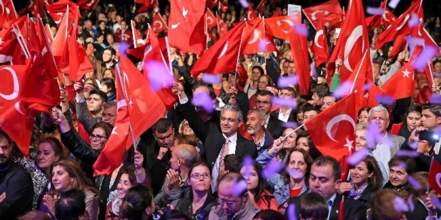 Karşıyaka’da 10 bin kişiyle fener alayı