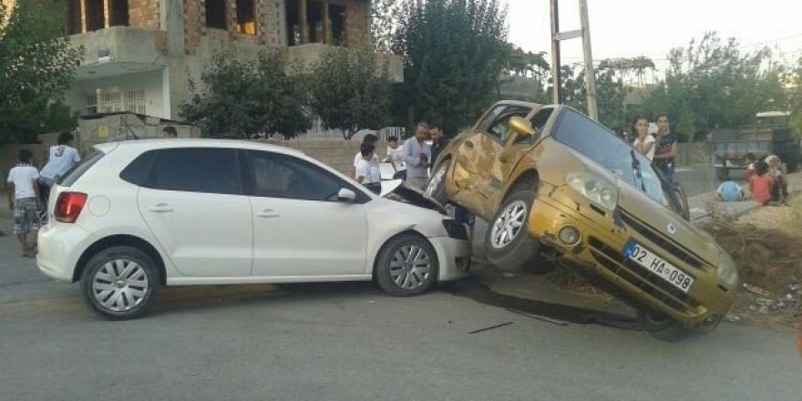 Adıyaman’da iki otomobil çarpıştı